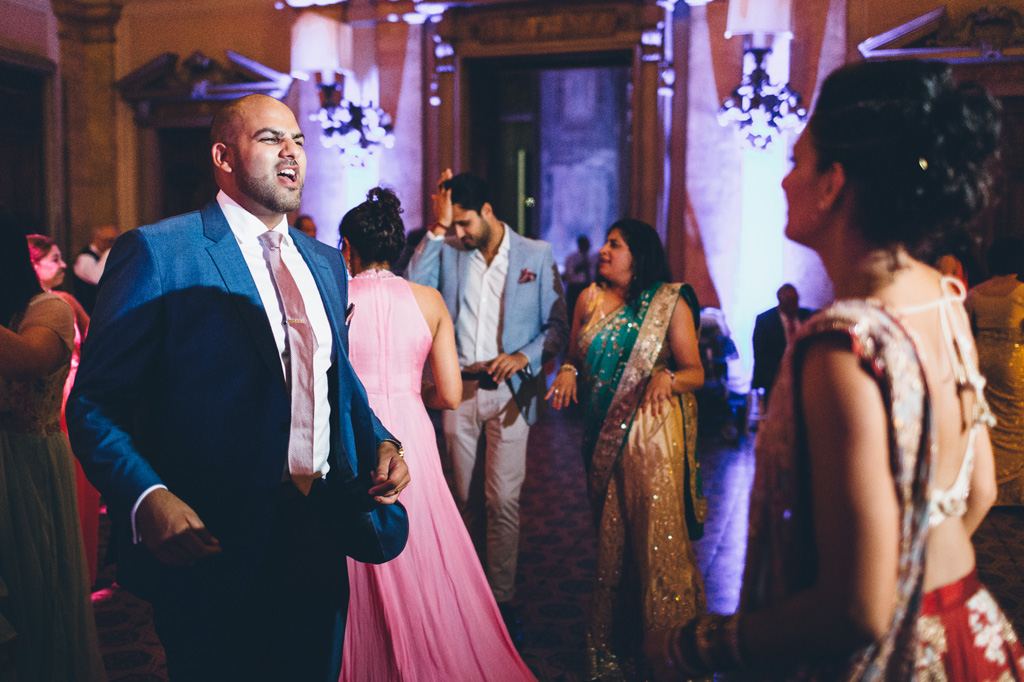 Gli sposi ballano in sala durante la festa