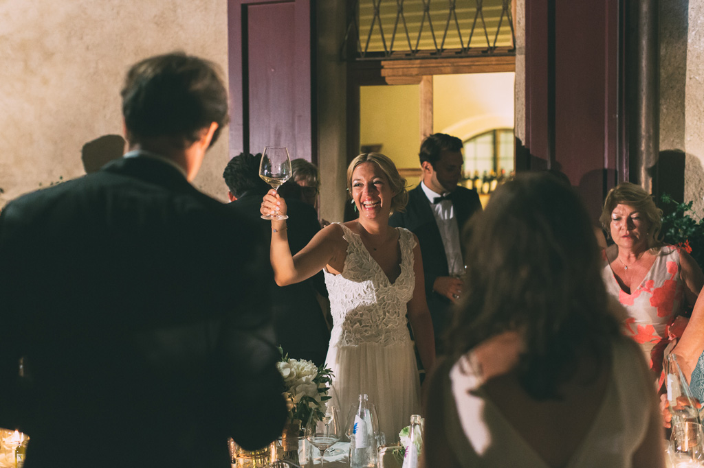 La sposa festeggia con un sorriso smagliante in compagnia degli invitati
