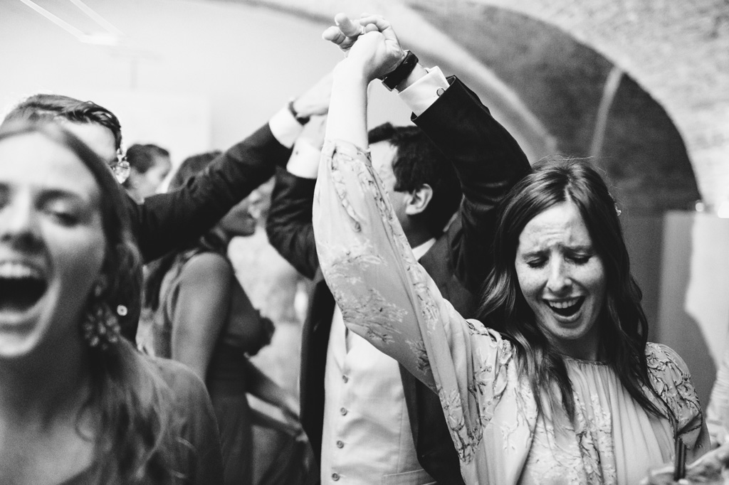Fotografo Matrimonio Villa Caroli Zanchi Le invitate sono in estasi durante i balli