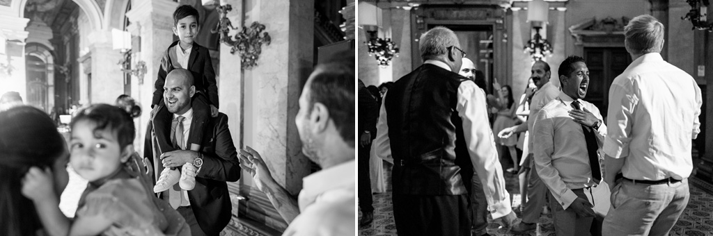 Lo sposo prende sulle spalle un bambino e gli invitati danzano in pista