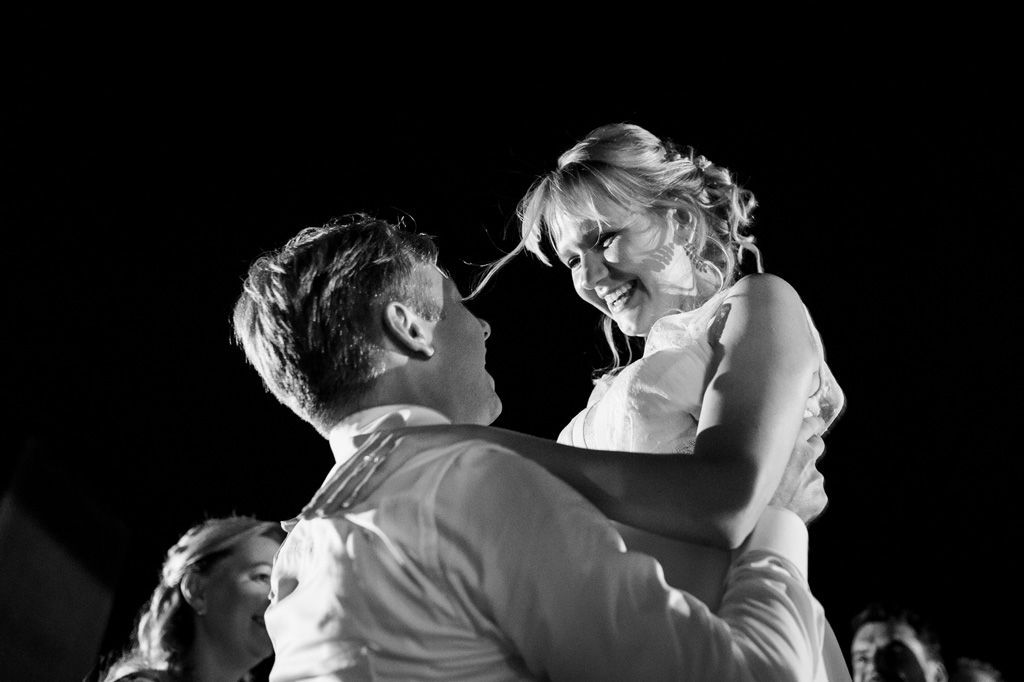Fotografo Matrimonio Langhe Dimitri solleva la sposa in alto