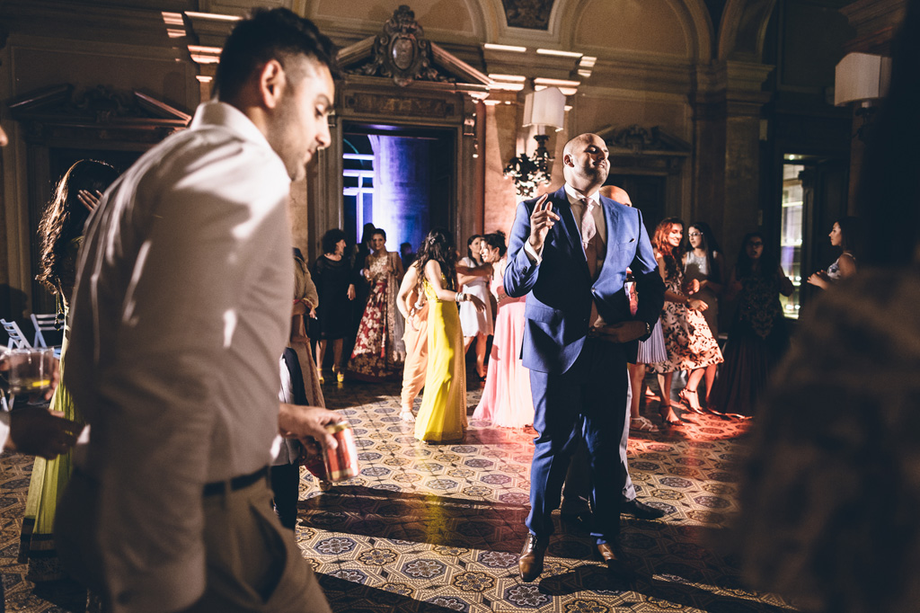 Lo sposo danza sotto le luci della ribalta