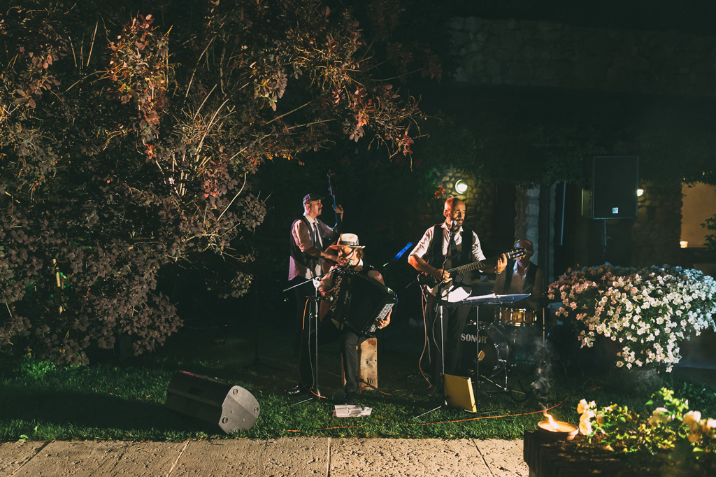 Una band musicale anima una serata di grande festa