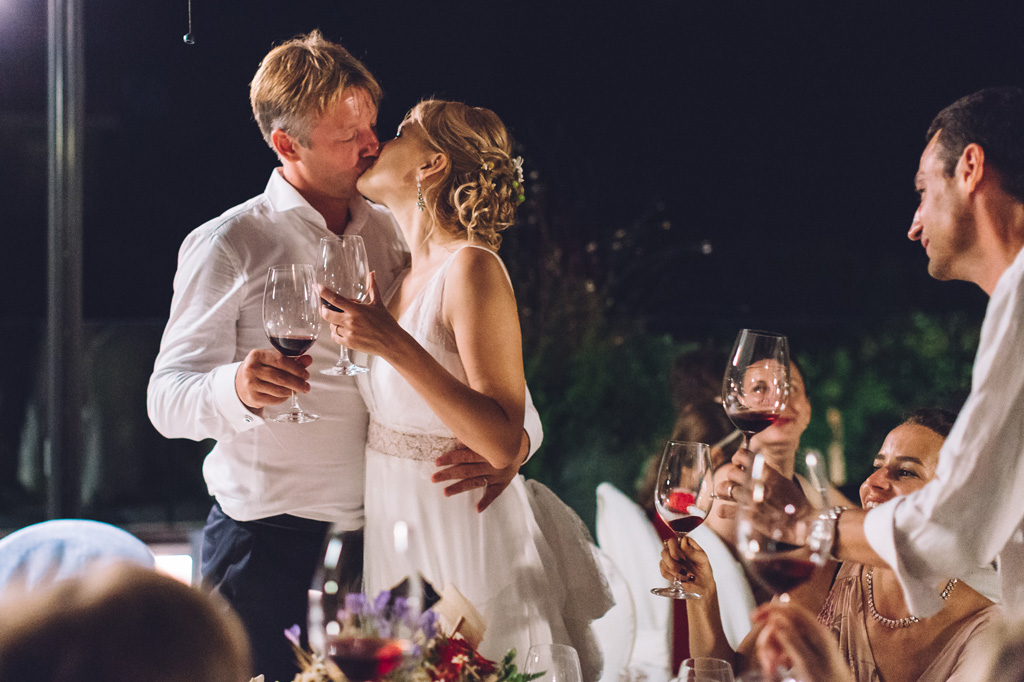 Fotografo Matrimonio Langhe Lo sposo Dimitri bacia teneramente la sua sposa Tatiana
