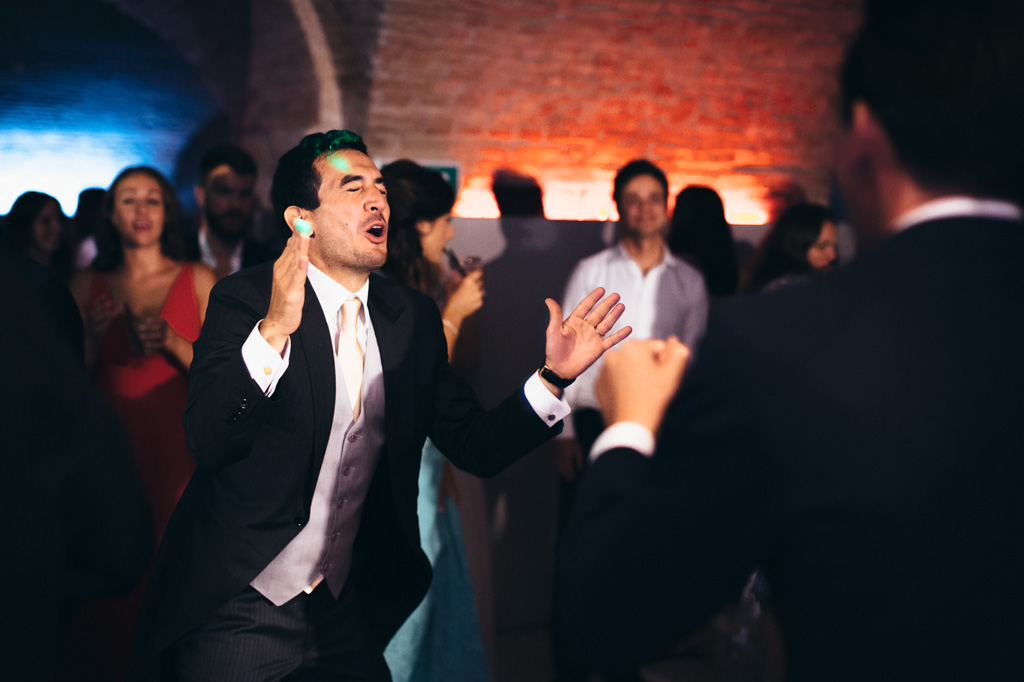 Fotografo Matrimonio Villa Caroli Zanchi Riccardo si lancia in un ballo sfrenato