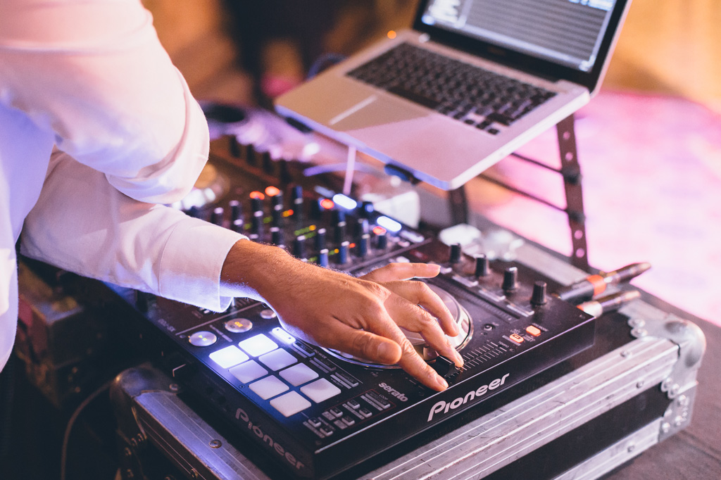 Il dj suona la canzone preferita degli sposi