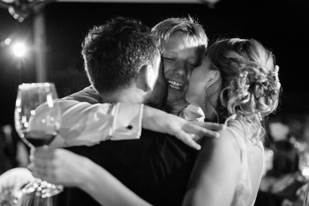 Fotografo Matrimonio Langhe Gli ospiti baciano e abbracciano gli sposi