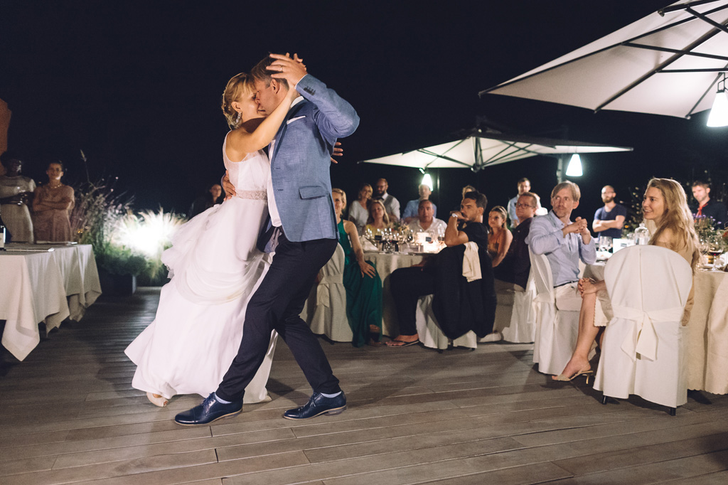 Fotografo Matrimonio Langhe Gli sposi danzano tra i tavoli degli invitati