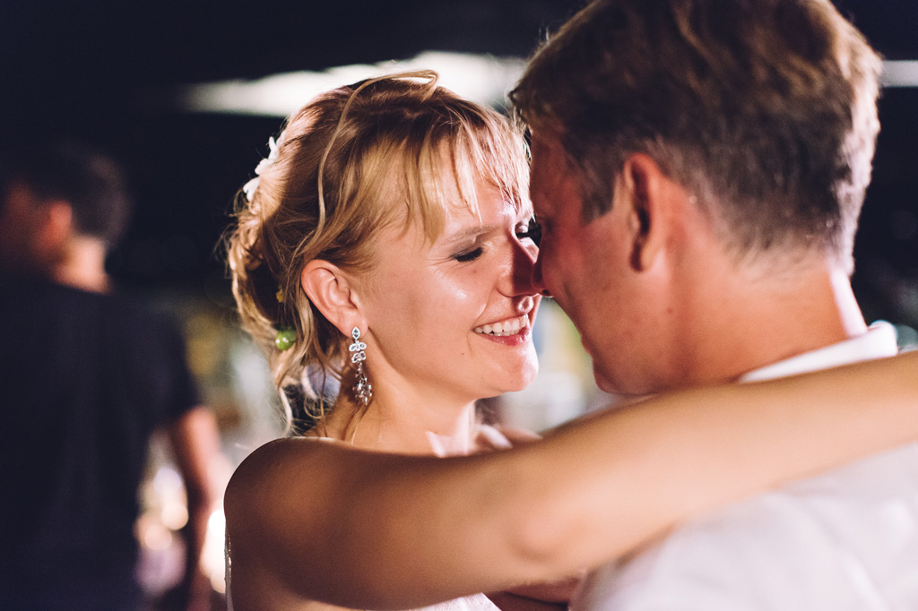 Fotografo Matrimonio Langhe Tatiana ha un sorriso rassicurante tra le braccia di Dimitri