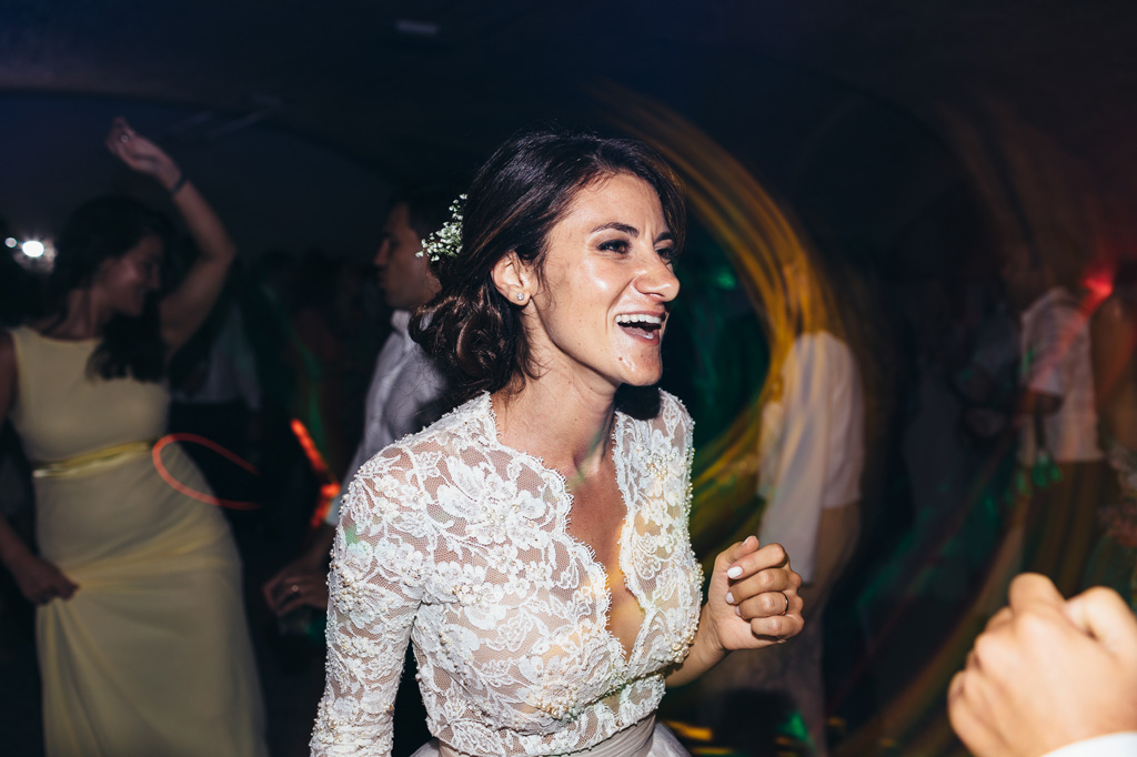 Fotografo Matrimonio Villa Caroli Zanchi Beatrice ha un sorriso gioioso in pista da ballo