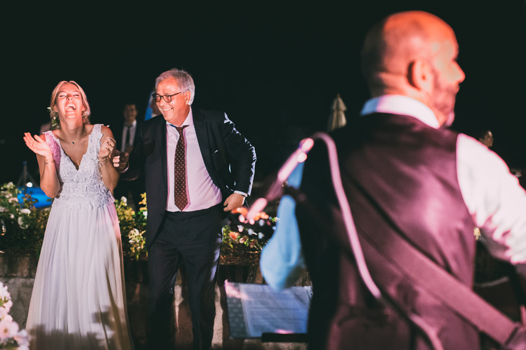 La sposo scherza con il padre durante la festa