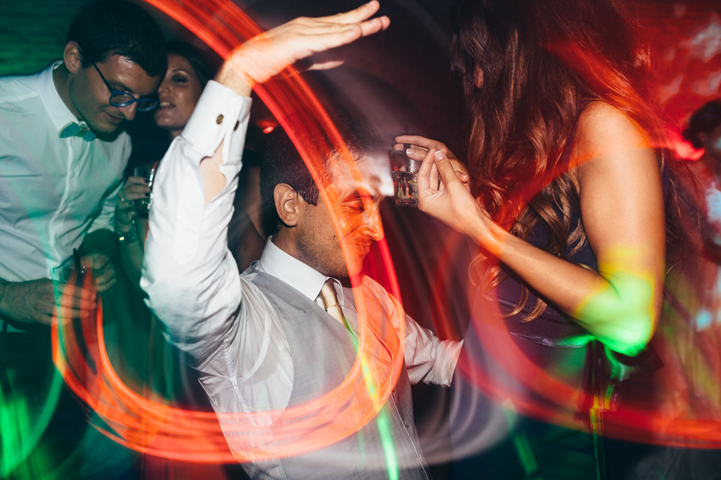 Fotografo Matrimonio Villa Caroli Zanchi Gli invitati si scatenano in balli con effetti di luce catturati dal fotografo Alessandro Della Savia