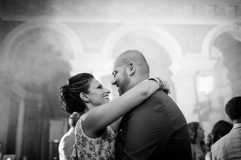 Gli sposi, Jaspal e Reena, si guardano negli occhi teneramente