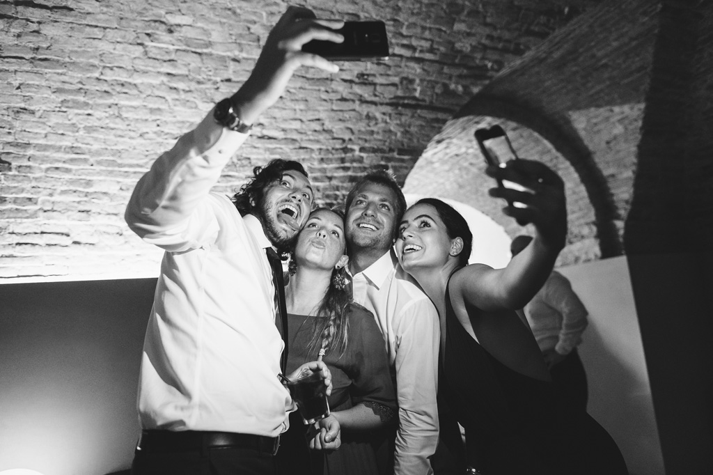 Fotografo Matrimonio Villa Caroli Zanchi Gli invitati si scattano alcuni selfie durante la serata