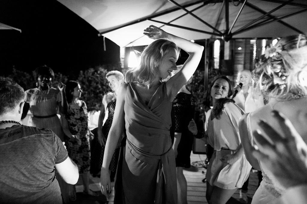 Fotografo Matrimonio Langhe Un'ospite danza elegantemente in pista