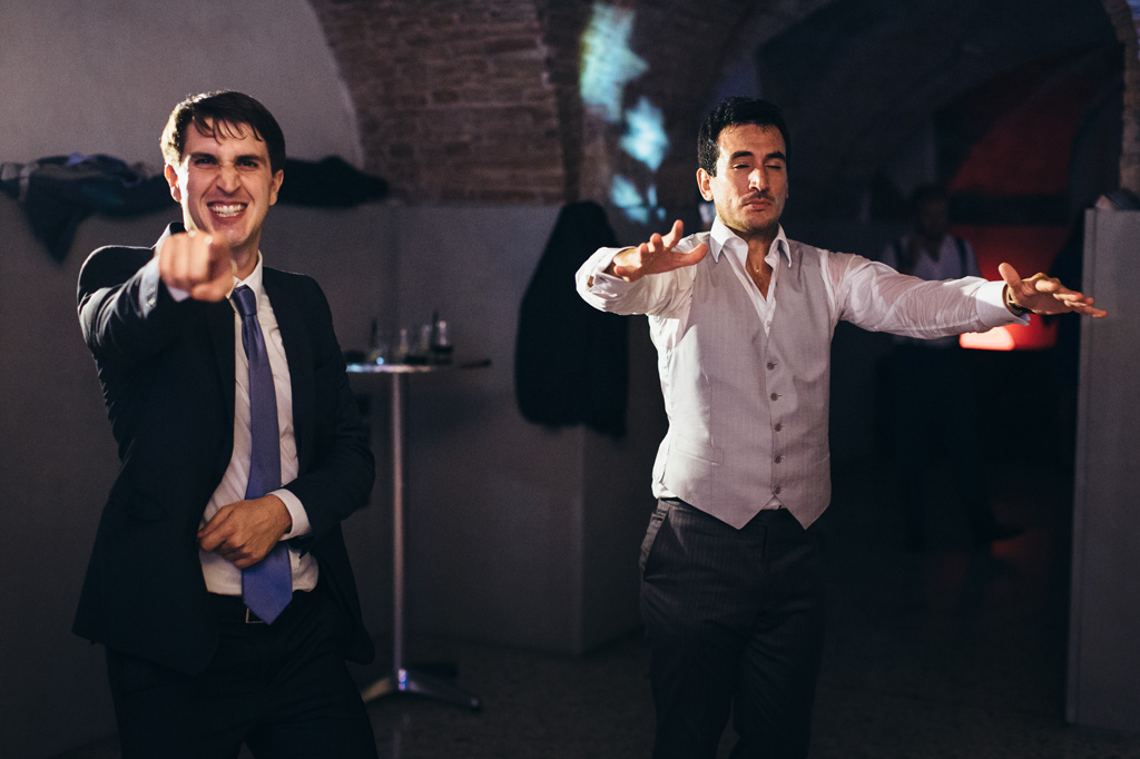 Fotografo Matrimonio Villa Caroli Zanchi Gli invitati si divertono con pose bizzarre