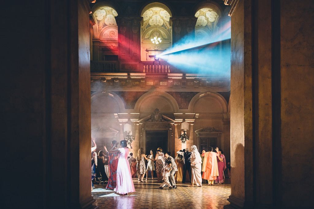 Le luci della ribalta durante la grande festa di Villa Erba