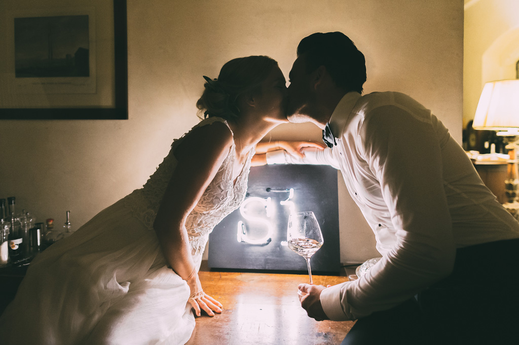 I due sposi si baciano finalmente congiunti in matrimonio