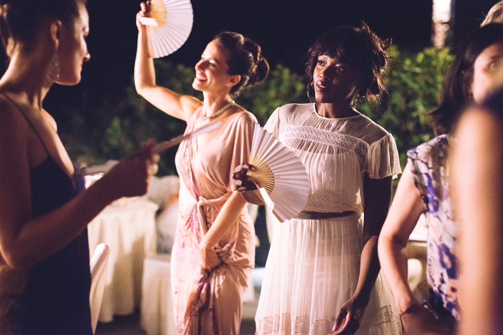 Fotografo Matrimonio Langhe Le invitate danzano con i ventagli tra le mani