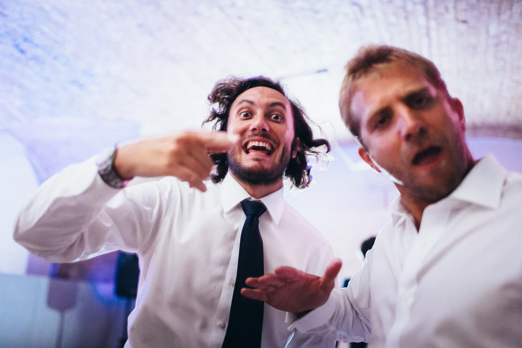 Fotografo Matrimonio Villa Caroli Zanchi Gli invitati scherzano con atteggiamenti eccentrici