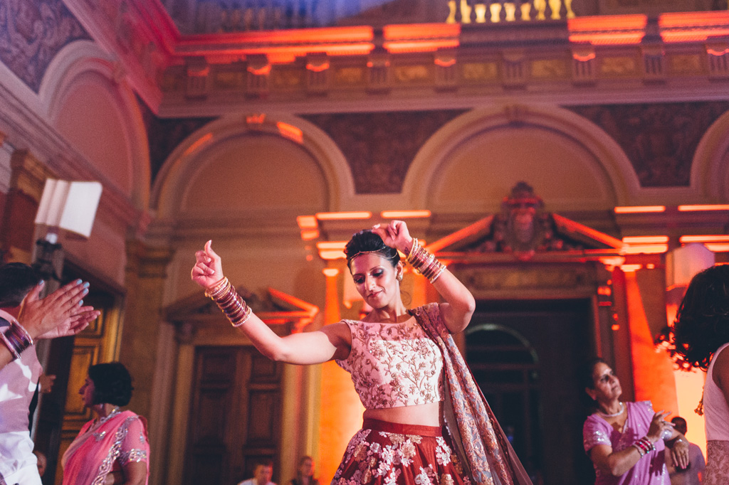 Reena danza elegante con un bel sari indosso