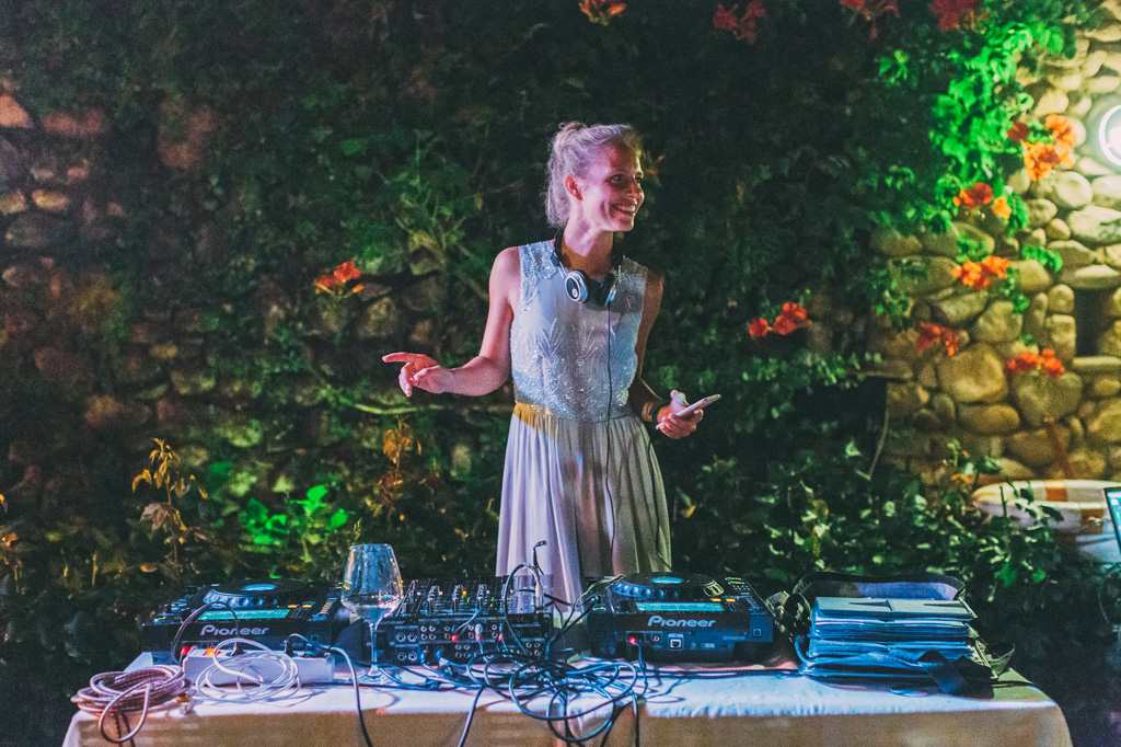 La damigella propone come dj della serata