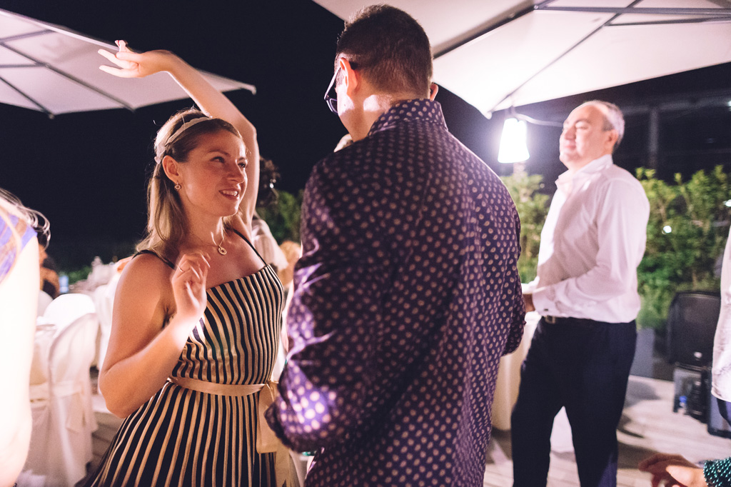 Fotografo Matrimonio Langhe Alcuni sorrisi delle invitate colti dal fotografo Alessandro Della Savia