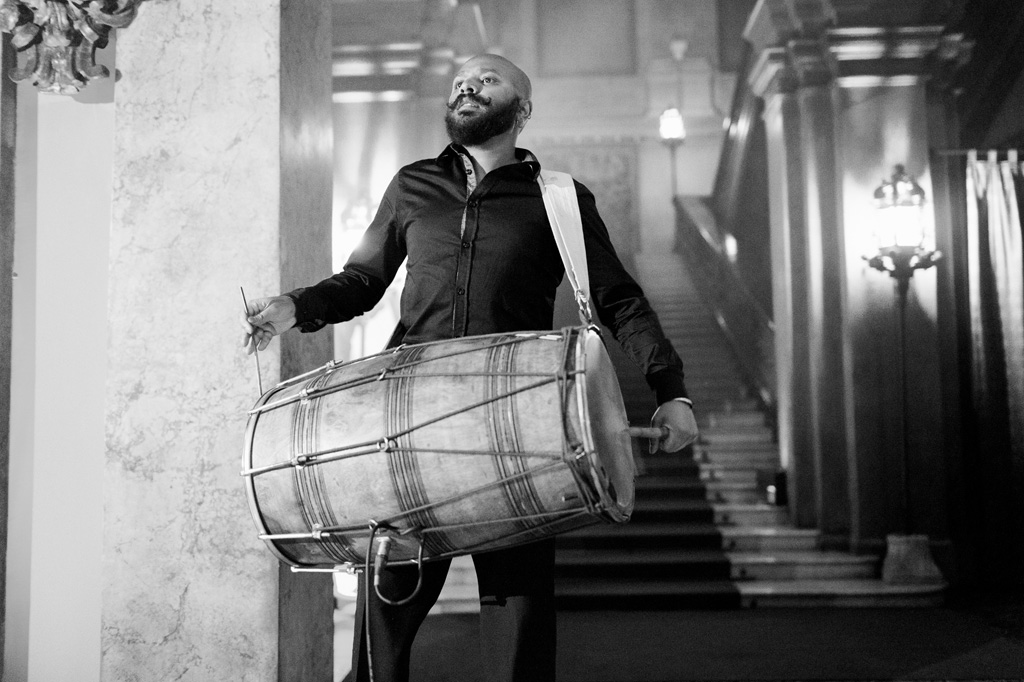 Un musicista tiene il ritmo della musica con il tamburo