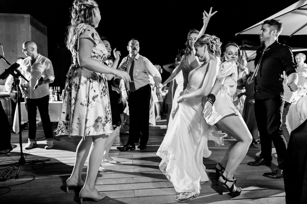 Fotografo Matrimonio Langhe La sposa balla scatenata con un'ospite