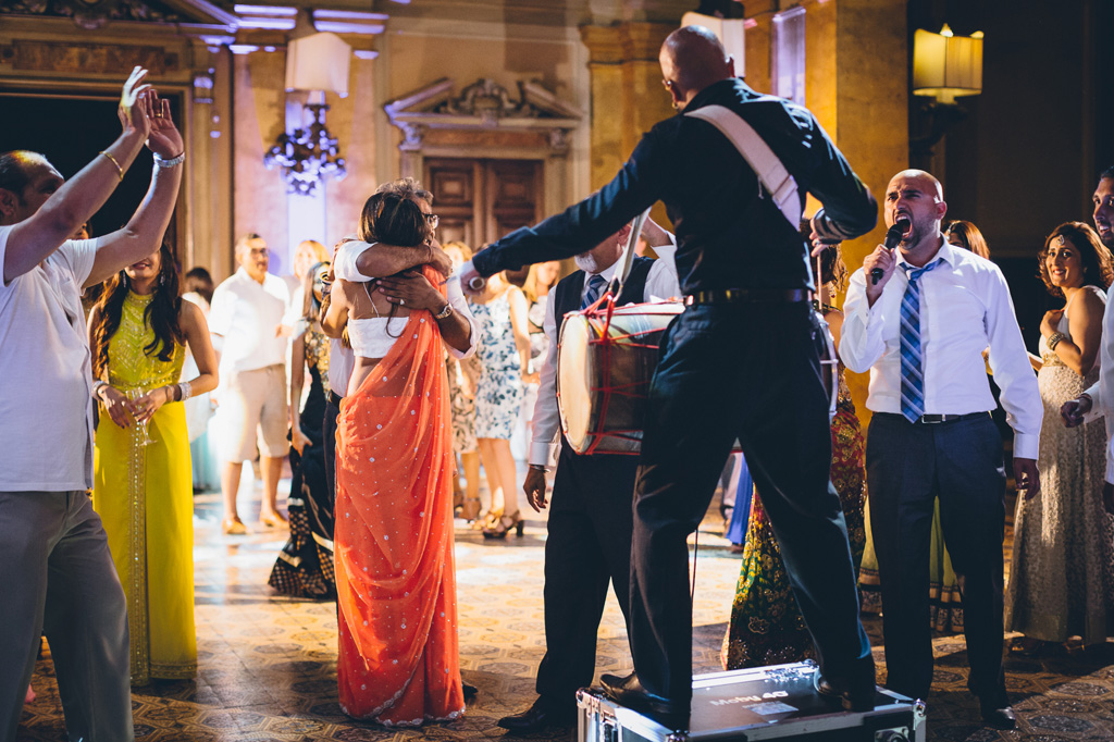 La festa continua tra i colori dei sari, la musica e le luci