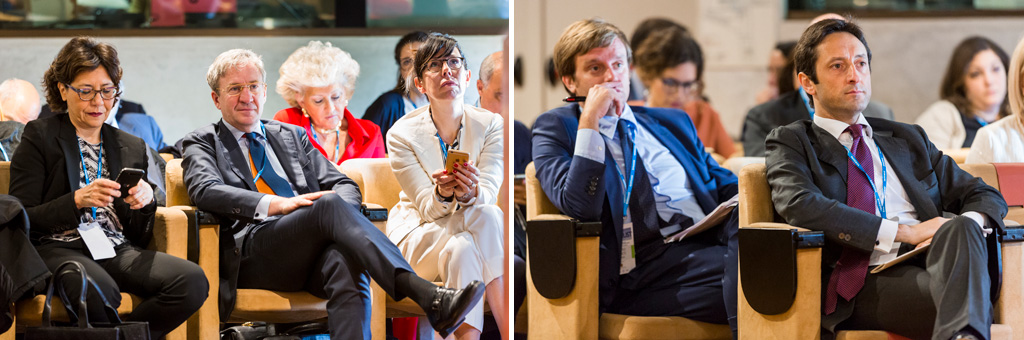 Convegno Antitrust Gli ospiti scrivono appunti durante il convegno