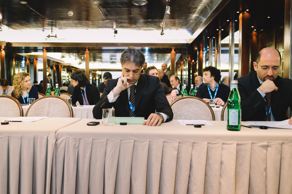 I colleghi studiano gli appunti per l'incontro organizzato dall'azienda Di. Gi.