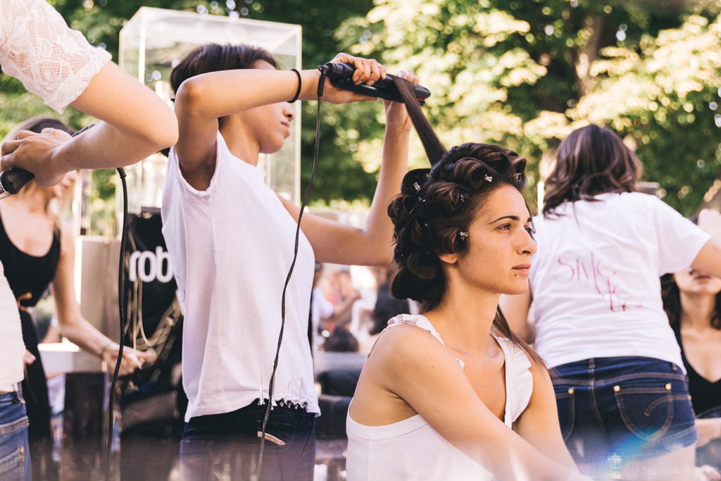 Evento Just Cavalli Un parrucchiere sistema i capelli di una modella