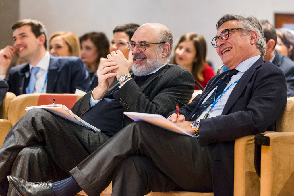 Convegno Antitrust Due conferenzieri ridono durante il Convegno per l'Antitrust