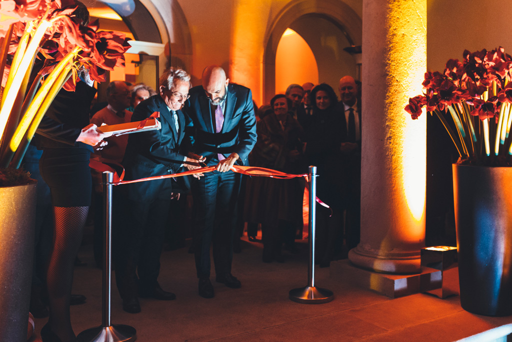 Il taglio della fascia d'inaugurazione della nuova sede comasca del Gruppo svizzero di private banking Bsi