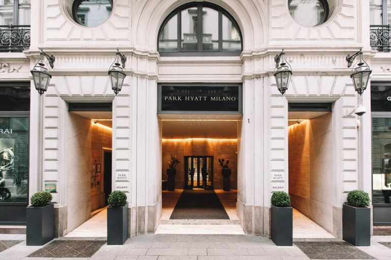 Un particolare dell'ingresso dell'Hotel Park Hyatt presso Milano