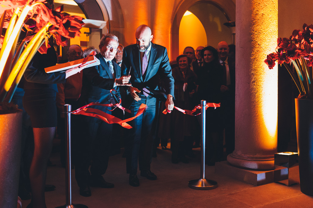 Il taglio della fascia per inaugurare il nuvo centro della banca svizzera ripresa dal fotografo di eventi e inaugurazioni Alessandro Della Savia