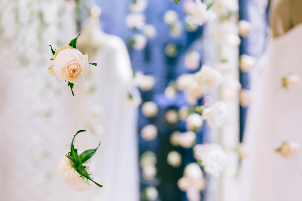 Inaugurazione Store Pronovias Un dettaglio dei fiori appesi sul filo ripreso dal fotografo d'inaugurazioni Della Savia