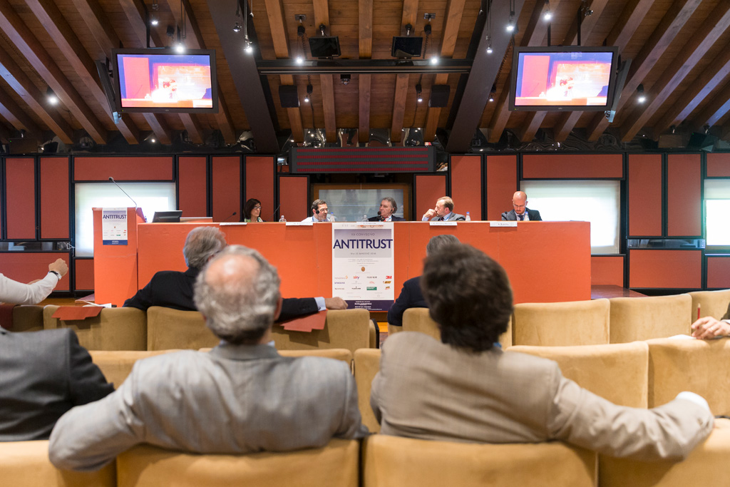 Convegno Antitrust I conferenzieri seguono il convegno per l'Antitrust presso Treviso