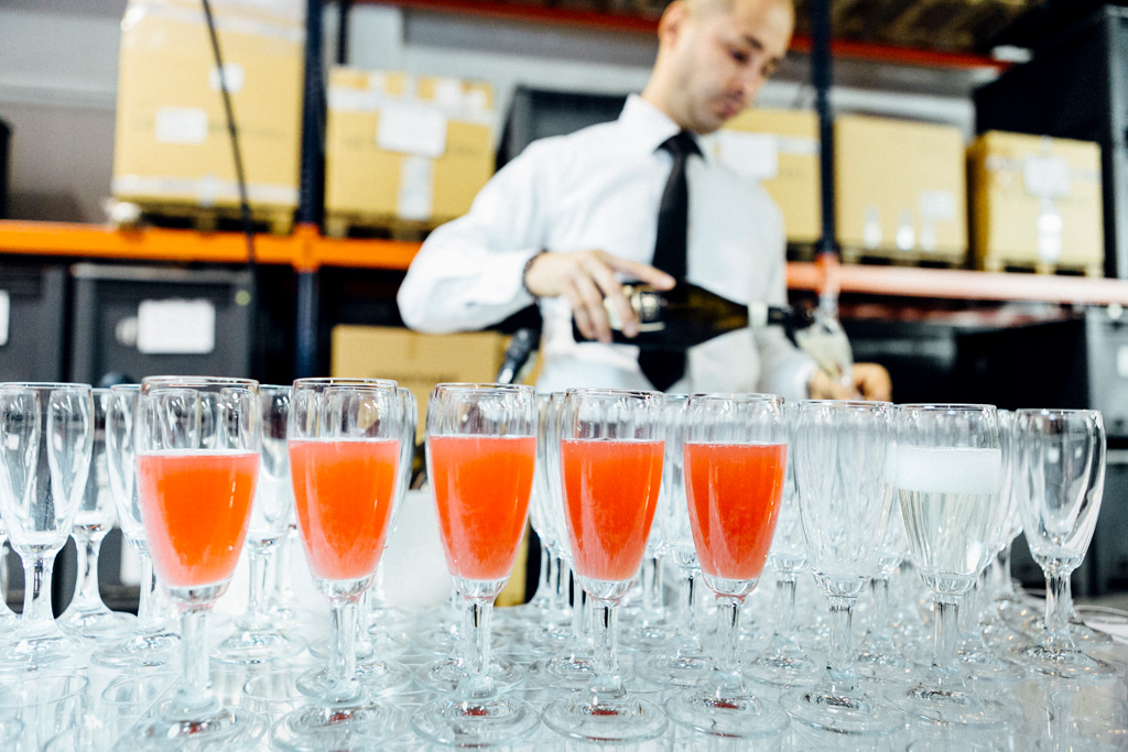 Evento Gruppo Portioli Il cameriere serve i cocktails durante l'appuntamento biennale alla cena di Gala