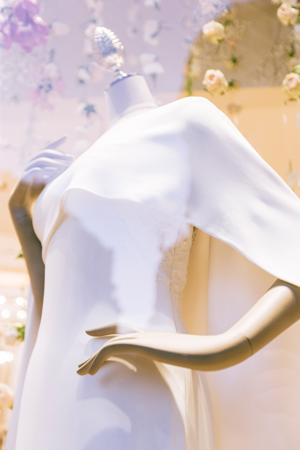 Inaugurazione Store Pronovias Il tessuto di uno splendido abito firmato Pronovias