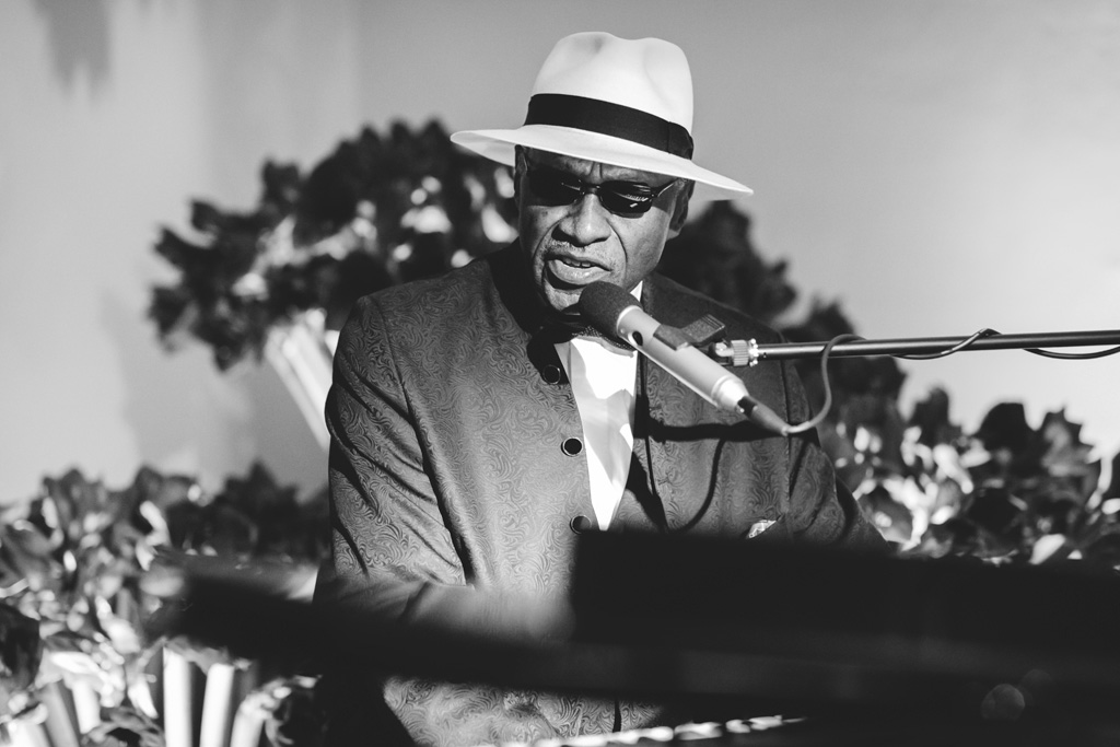 Un musicista Jazz incanta gli invitati con la sua musica ritratto dal Fotografo Della Savia
