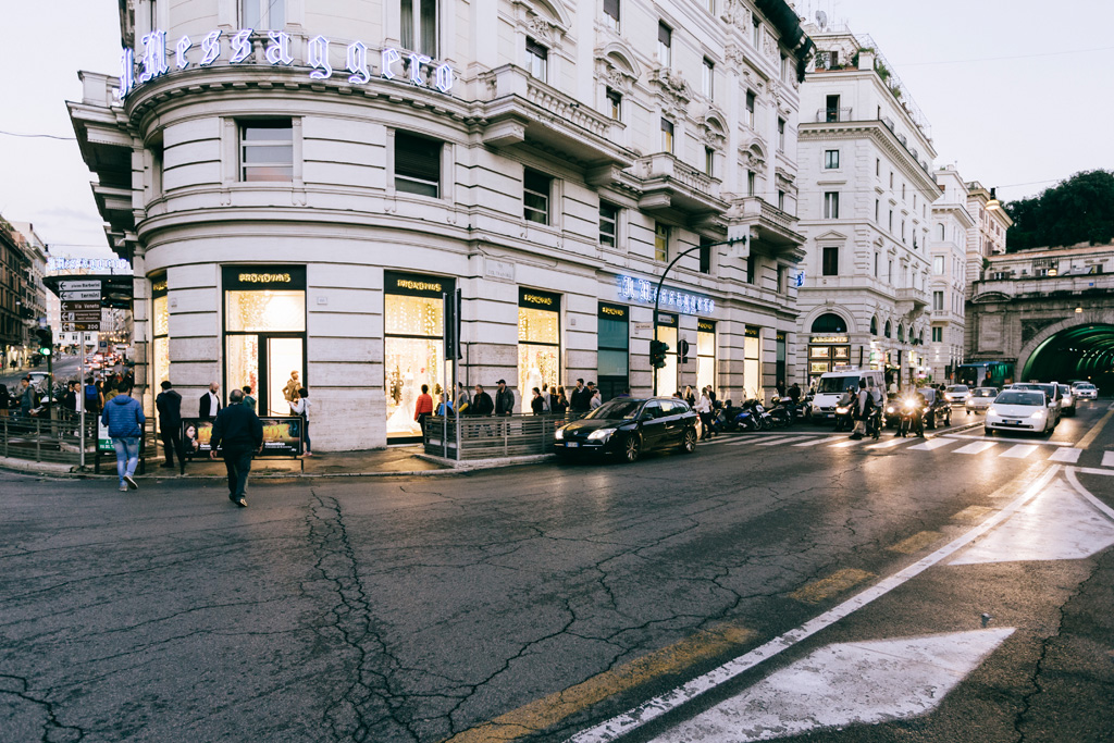 Inaugurazione Store Pronovias Una panoramica del negozio Pronovias tra via del