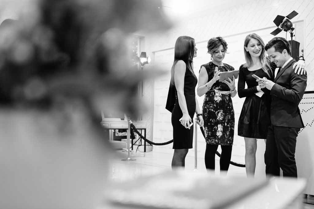 Inaugurazione Store Pronovias Gli invitati si scambiano qualche battuta