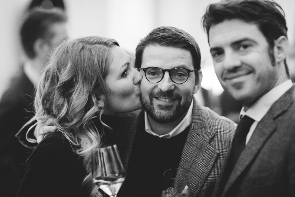 Gli invitati si divertono in posa per alcuni scatti con Alessandro Della Savia, fotografo di eventi