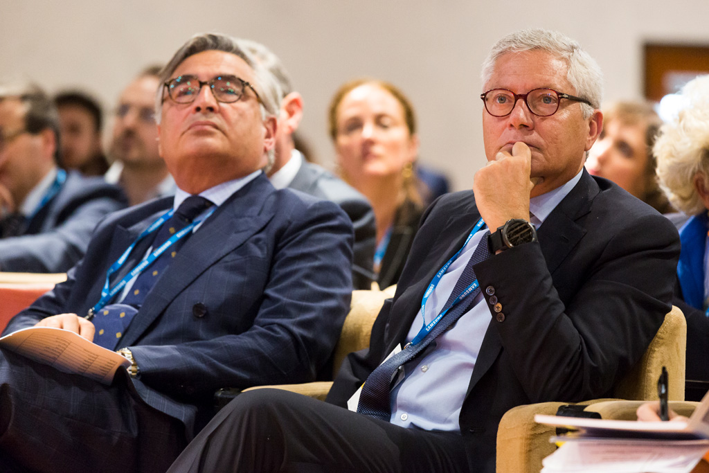 Convegno Antitrust Lo sguardo attento di due conferenzieri durante il Convegno per l'Antitrust presso Treviso