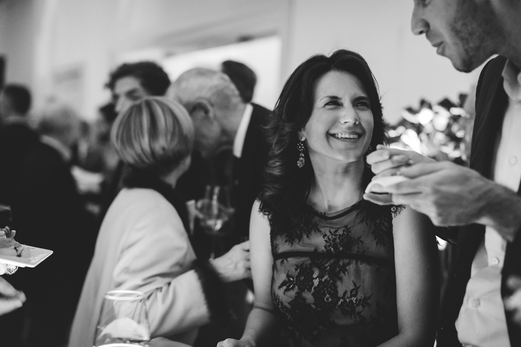 Una partecipante alla festa si rallegra in compagnia di un amico