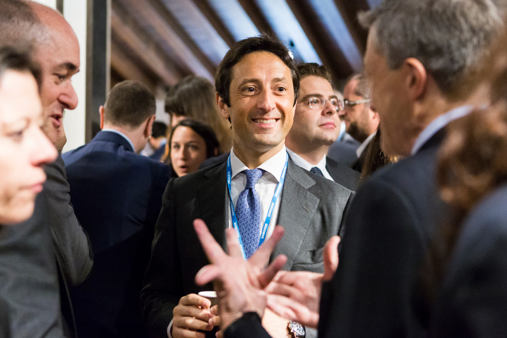 Convegno Antitrust Un ospite s'intrattiene in una conversazione