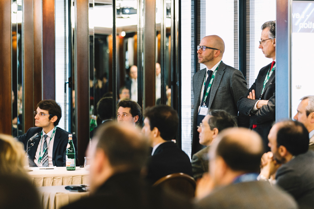 I dipendenti seguono con interesse la lezione dei colleghi durante il workshop aziendale