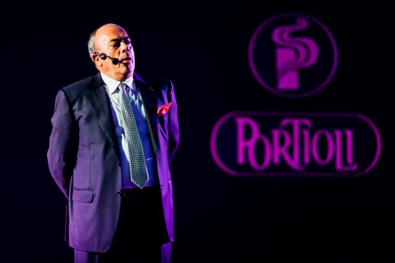 Un dirigente del gruppo Portioli esprime due parole in favore degli invitati